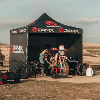 Essentiële benodigdheden voor beginnende dirtbike-rijders aan de baanzijde