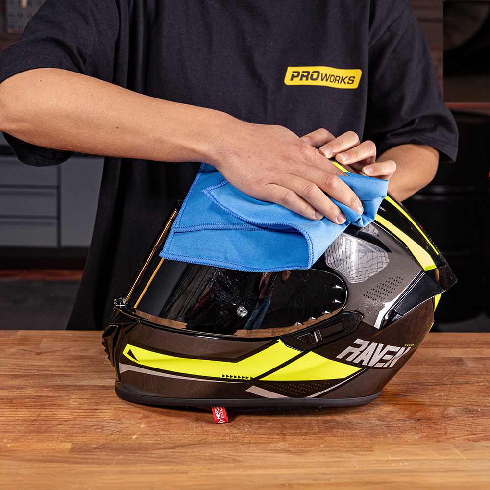 Cómo limpiar tu casco de moto