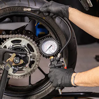 Comment vérifier la pression des pneus de moto