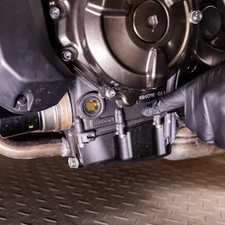 Comment vérifier le niveau d'huile d'une moto