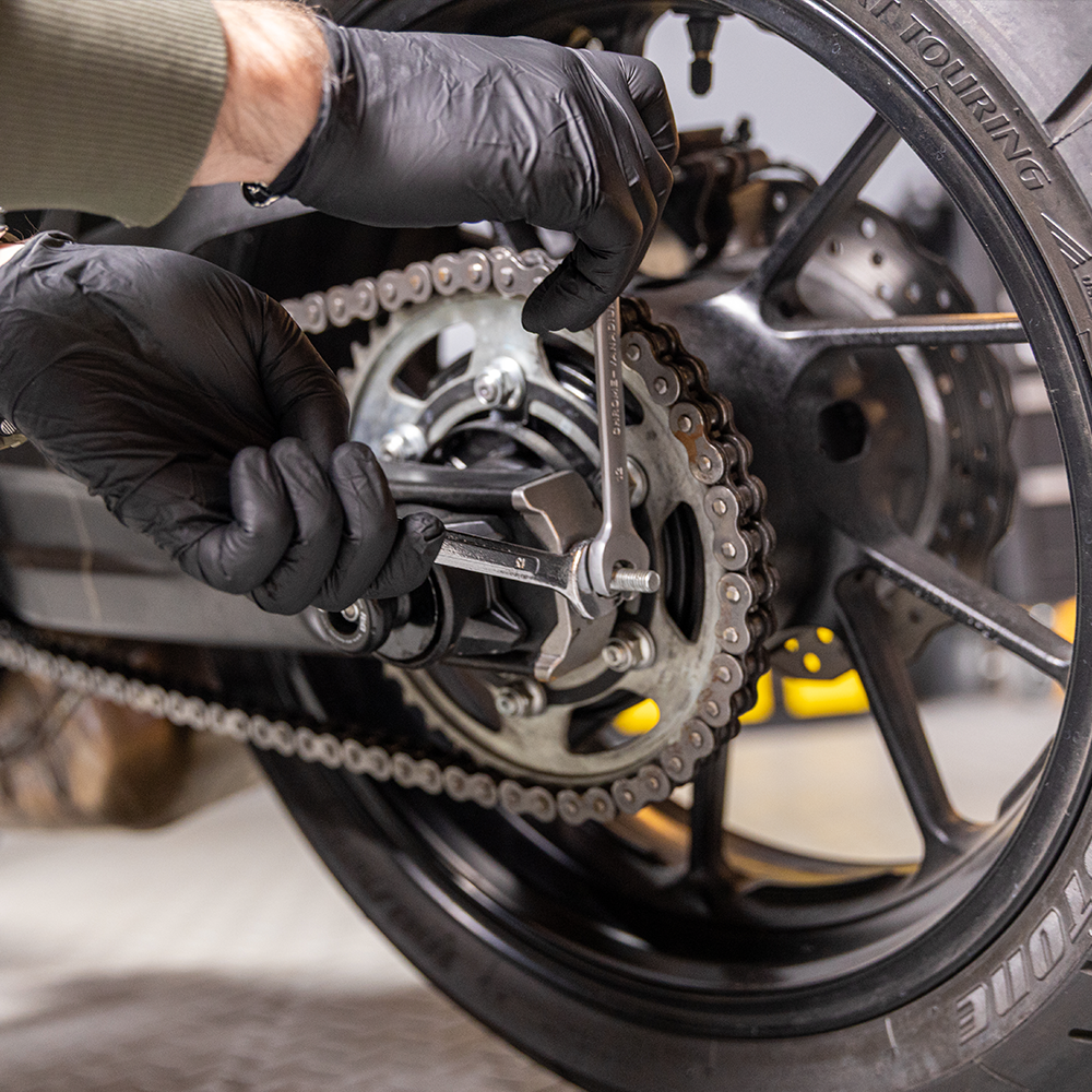 How to tighten your motorcycle chain