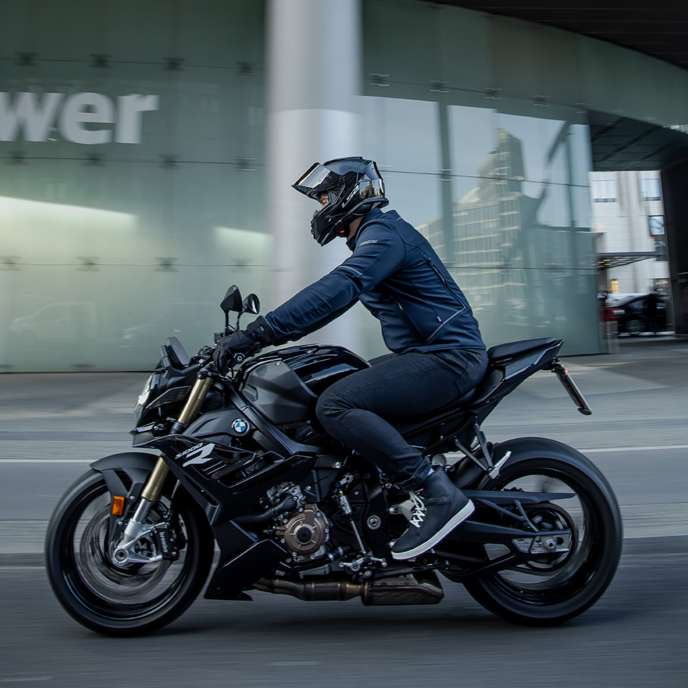Cum să frânați în siguranță pe o motocicletă