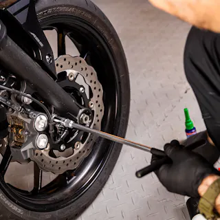 Comment remplacer les plaquettes de frein d'une moto