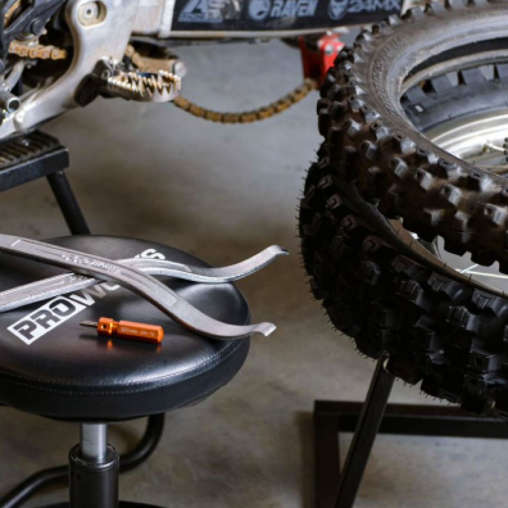 Comment changer un pneu de motocross