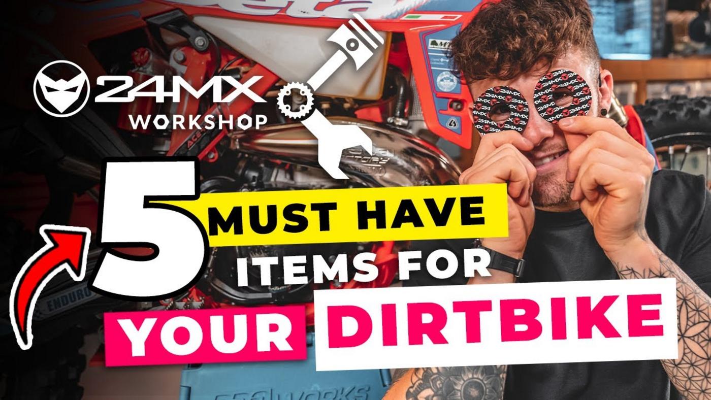 5 essentiële Cross Accessoires voor je garage en baandagen
