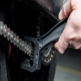 Comment nettoyer la chaîne de votre moto