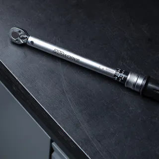 Une clé dynamométrique/clé à molette
