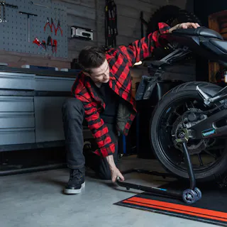 Un élévateur de moto ou des béquilles